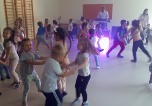 Grupa dzieci tańczy w parach.
