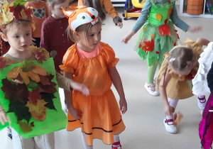 Dzieci tańczą podczas Balu Jesieni