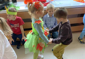 Dzieci tańczą podczas Balu Jesieni
