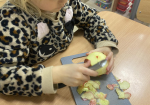 Dziewczynka obiera jabłko