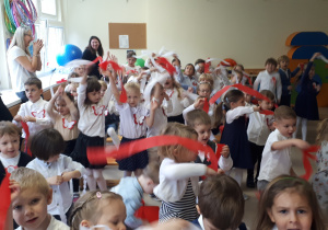 Dzieci śpiewają piosenkę o Polsce machając wstążkami