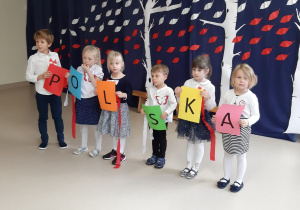 Grupa dzieci trzyma napis Polska