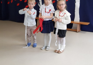 Trójka dzieci recytuje wiersz o Polsce