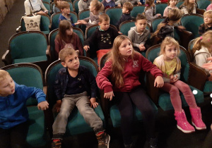 Dzieci siedzą na widowni