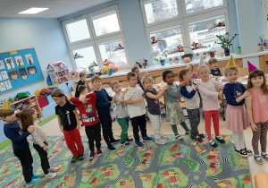 Dzieci tańczą do piosenki Jedzie pociąg z daleka