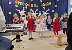 Dzieci prezentują przedstawienie świąteczne