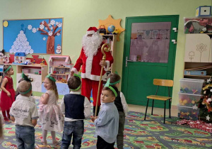 Dzieci prezentują przedstawienie świąteczne
