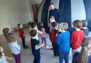 Dzieci słuchają instrukcji przed wejściem do Kina Sferycznego