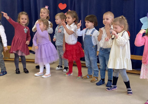 Grupa dzieci śpiewa piosnkę.