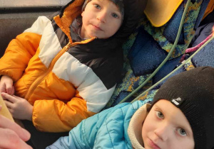 Dwóch chłopców siedzi w busie.