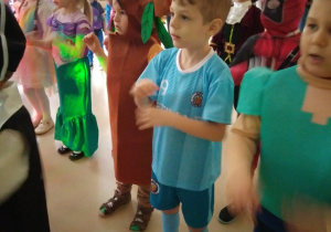 Dzieci prezentują wspólny taniec kierowany przez pana Arka.
