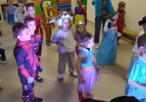 Dzieci tańczą na sali podczas balu karnawałowego.