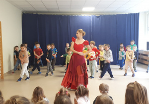 Baletnica uczy chłopców tańca torreadorów.