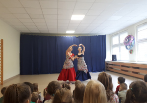 Dwie baletnice tańczą na scenie.