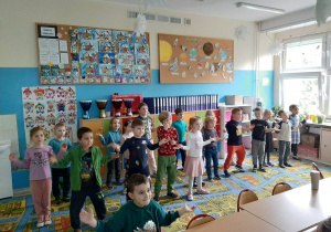 Dzieci wykonują układ choreograficzny do piosenki