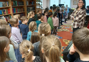 Dzieci zwiedzają Bibliotekę szkolną
