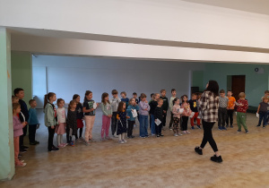 Dzieci zwiedzają salę gimnastyczną