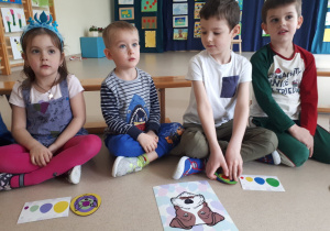 Dzieci ukladają puzzle z obrazkami psów