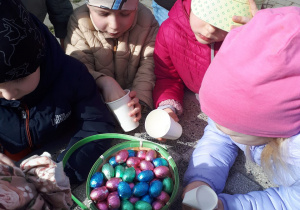 Dzieci przeliczają zebrane jajeczka