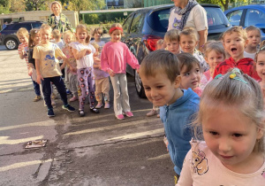 Dzieci obserwują strażaka przy wozie