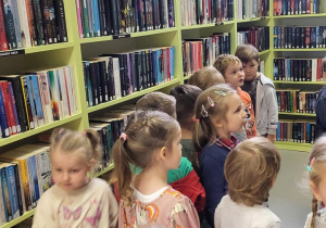 Dzieci chodzą po bibliotece