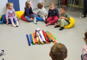 Dzieci siedzą w kole w bibliotece