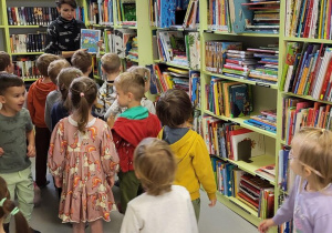 Dzieci zwiedzają bibliotekę