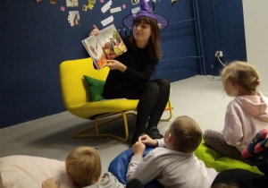 Pani bibliotekarka czyta dzieciom książkę.
