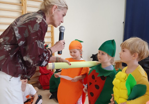 Pani Dyrektor pasuje dzieci na przedszkolaków