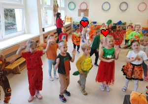 Dzieci przebrane w stroje jesienne rozpoczynają wspólny owocowo-warzywny bal.