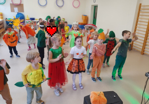 Dzieci tańczą na balu