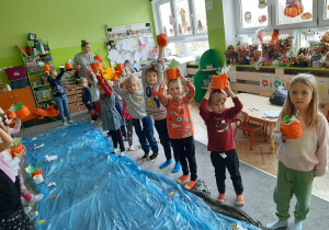 Dzieci prezentują wykonane przez siebie dynie.