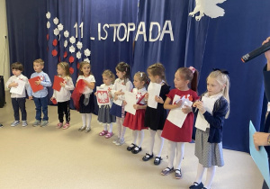 Grupa dzieci rozwiązuje zagadki o Polsce.