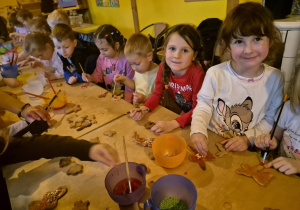 Dzieci dekorują pierniczki.