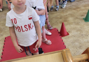 Dzieci stoją w kolejce.