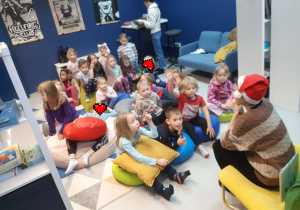 Pani bibliotekarka zadaje dzieciom pytania dotyczące wysłuchanej bajki.