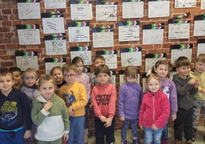 Dzieci pozują do zdjęcia grupowego.