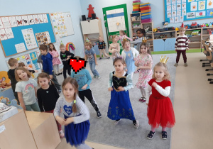 Dzieci uczestniczą w zabawie tanecznej.