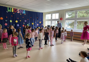 Dziewczynki z przedszkola tańczą na scenie.