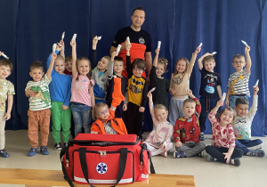 Grupowe zdjęcie z ratownikiem medycznym.