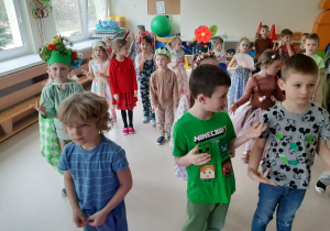Dzieci biorą udział w zabawie muzyczno-ruchowej.