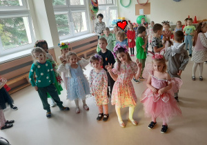 Dzieci przebrane w stroje wiosenne czekają na rozpoczęcie Balu Wiosny.