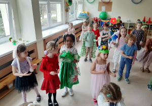 Dzieci przebrane w stroje wiosenne przygotowują się na rozpoczęcie Ba.lu Wiosny na sali gimnastycznej