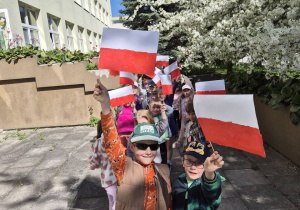 Dzieci machają flagami