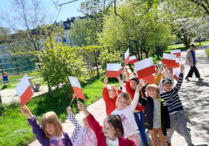 Dzieci machają flagami Polski