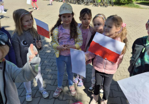 Dzieci prezentują ułożone puzzle godła