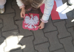 Dzieci układają z puzzli obrazek godła Polski