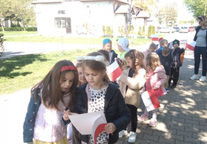 Dziewczynki szukają drogi na mapie