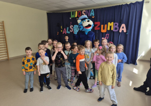 Grupa dzieci wraz z Kotem Prewencjuszem.