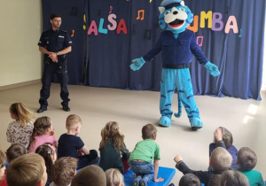 Policjant i Kot Prewencjusz opowiadają dzieciom o bezpieczeństwie
